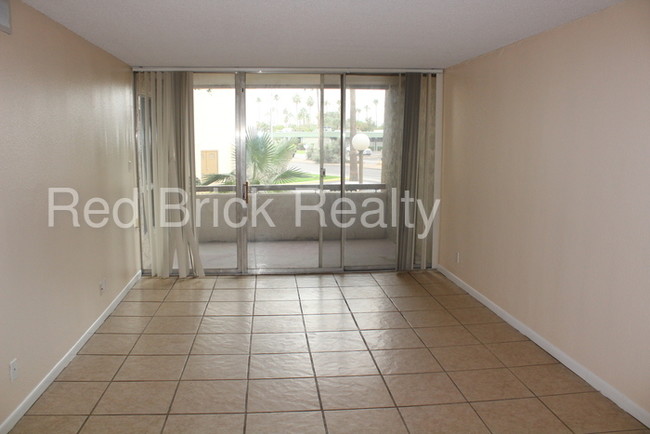 Foto del edificio - 7625 E Camelback Rd