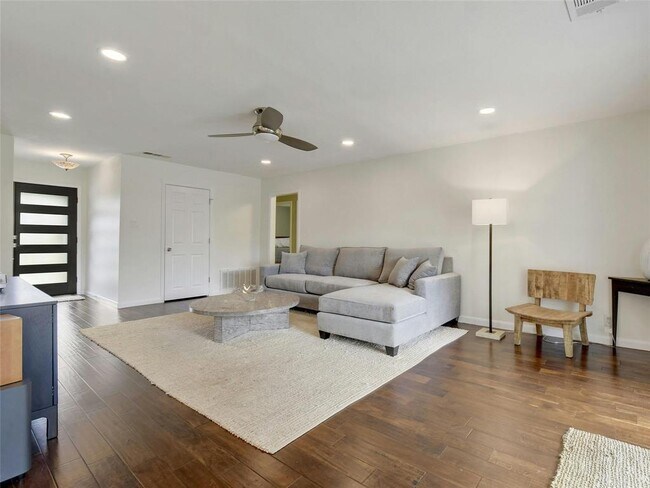 Foto del edificio - 3013 Rogge Ln
