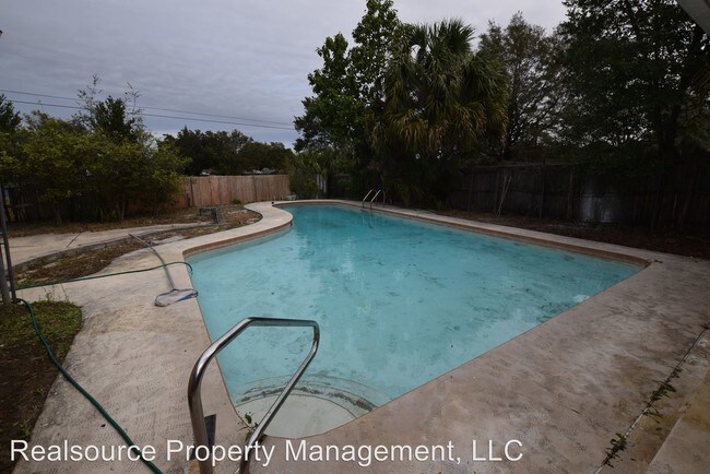 Foto del edificio - 5891 Sir Henry Rd