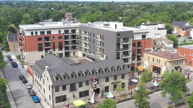 Building Photo - 71 Principale
