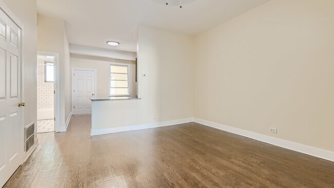 Building Photo - 7048 N Clark St