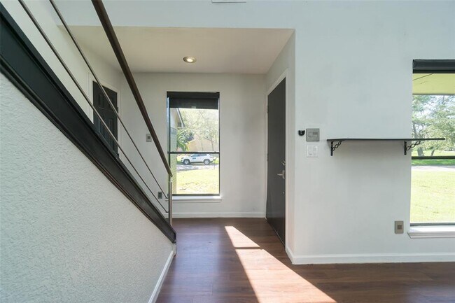 Foto del edificio - 5402 Royal Pkwy