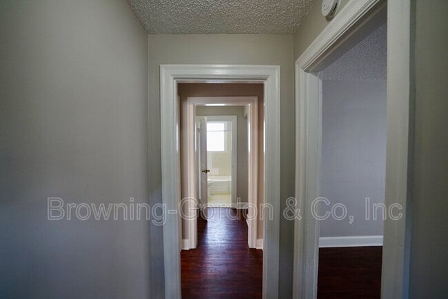 Building Photo - 2106 Eastwood Ave