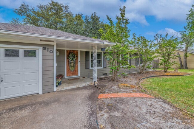 Building Photo - August Move In! 3 Bed, 1.5 Bath in Eastgate