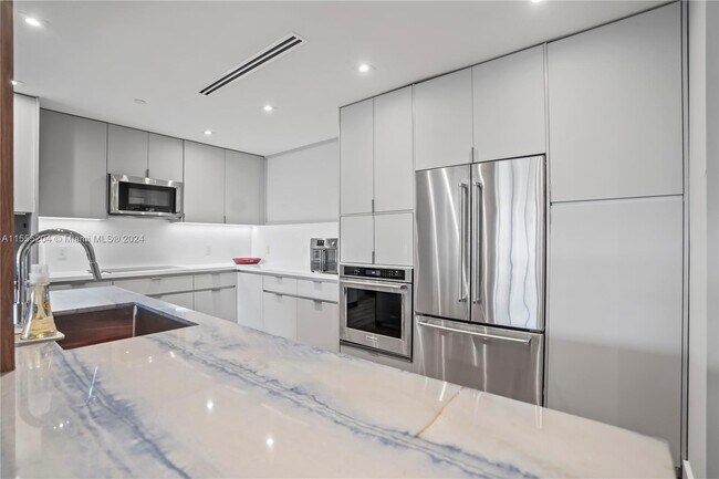 Foto del edificio - 251 Crandon Blvd