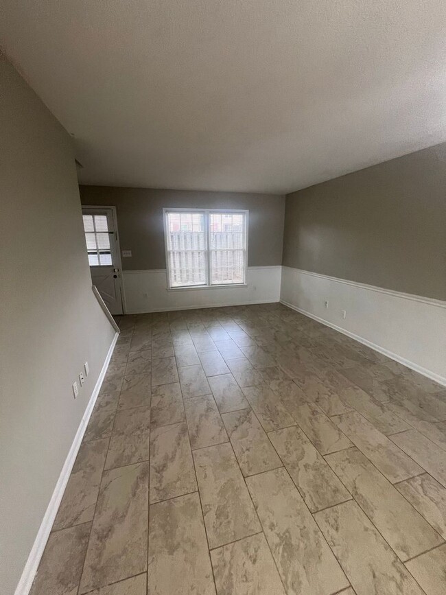 Building Photo - READY NOW!! 2 bedroom 1.5 bathroom in Snel...