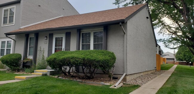 Building Photo - 2 Bedroom Ranch Style End Unit Condo