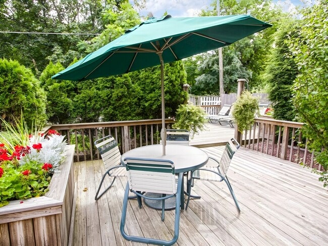 Building Photo - Menands Gardens