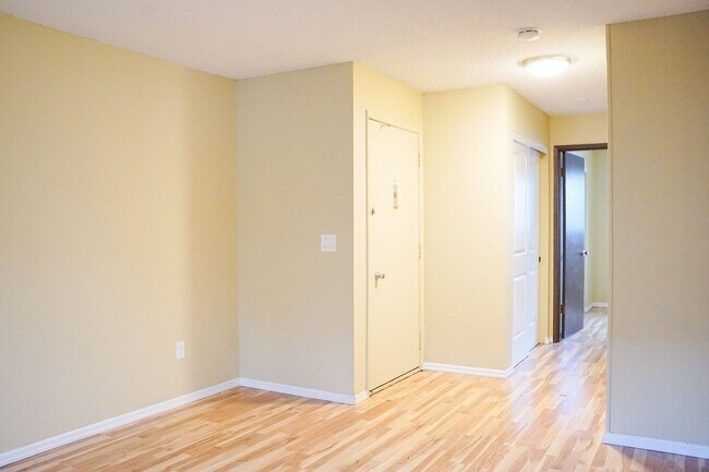 Foto del edificio - Sunny & Bright 1st Floor 1-Bed w Dishwasher & Parking!