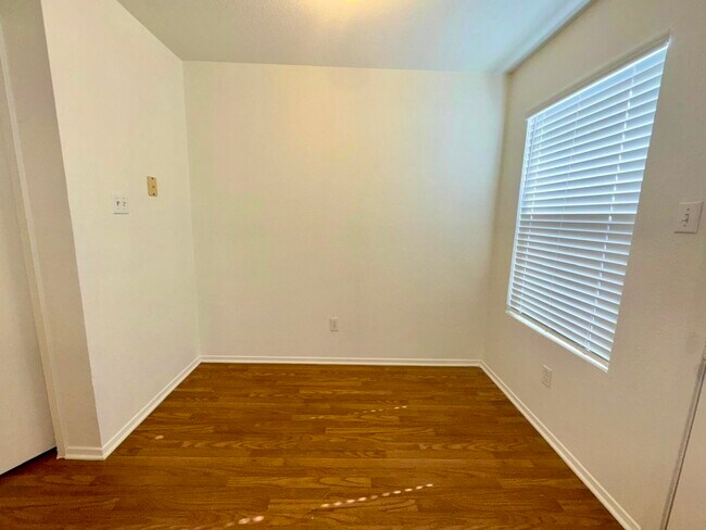 Foto del edificio - 1112 Leslie Cir