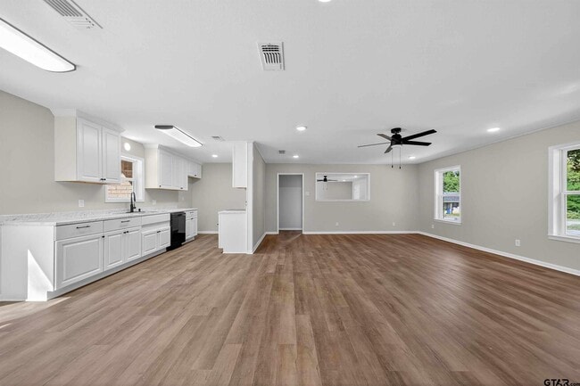 Building Photo - 1023 Columbia Ave