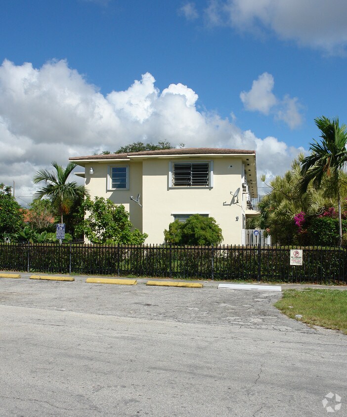 Building Photo - 705 NE 92nd St