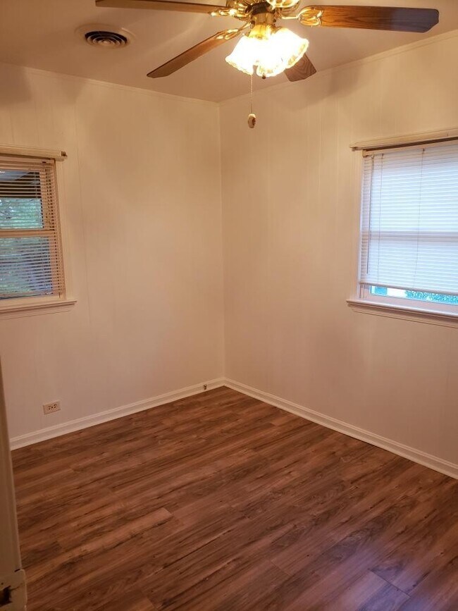 Foto del edificio - 2 Bedroom Single Family Home with Garage
