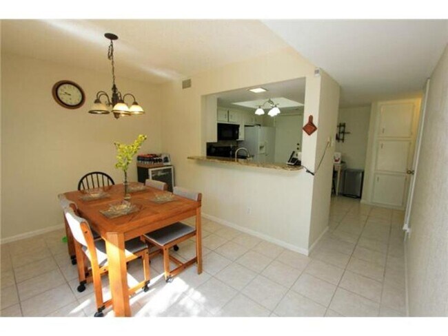 Foto del edificio - 8113 Baywood Dr