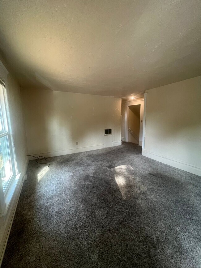 Foto del edificio - 3-Bedroom 1-Bathroom two story unit