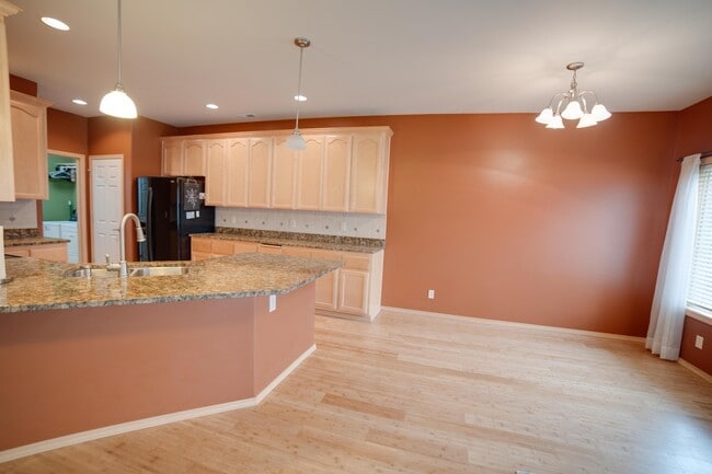 Building Photo - Large Single Family Home located near White Bluffs Elementary!