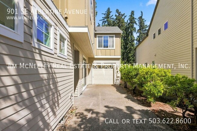 Building Photo - 901 SE Albertine St