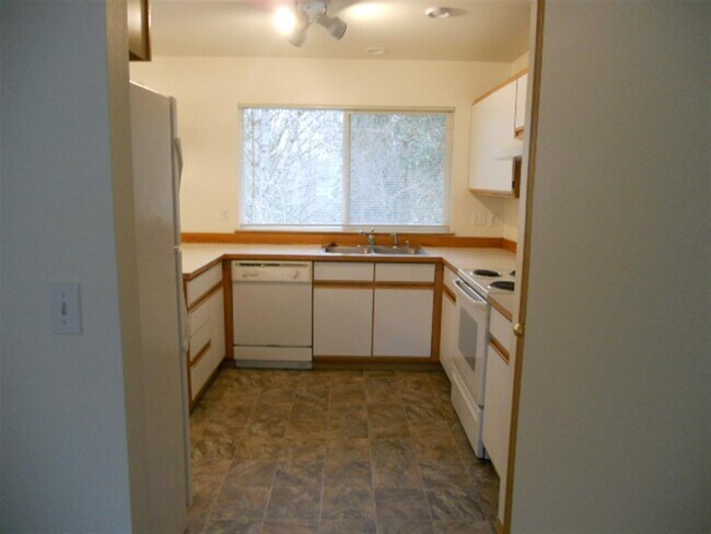 Foto del edificio - Spacious 3-Bed, 2-Bath Home with Private Y...