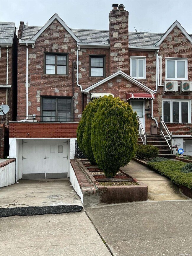 Building Photo - 63-123-123 Alderton St