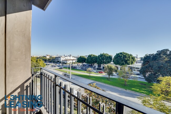 Building Photo - 8811-8815 Burton Way
