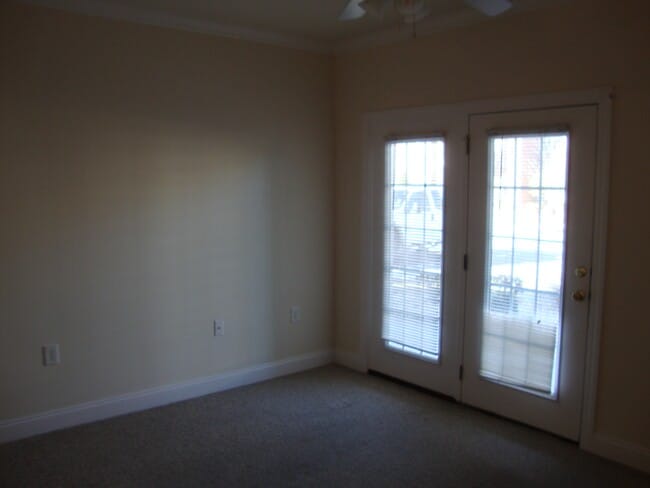 Building Photo - 2065 Silvercrest Dr