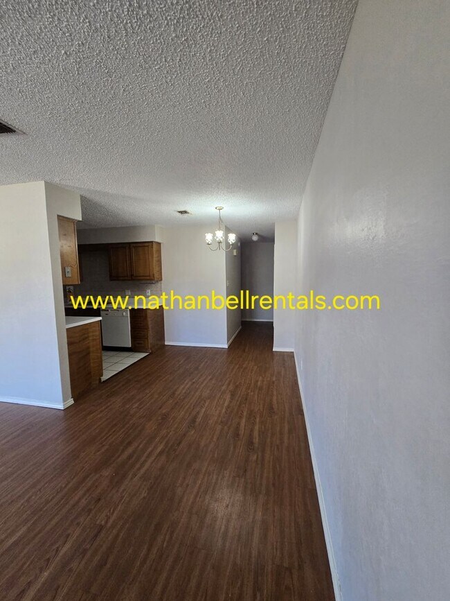Foto del edificio - Duplex: 3 bed, 2 bath