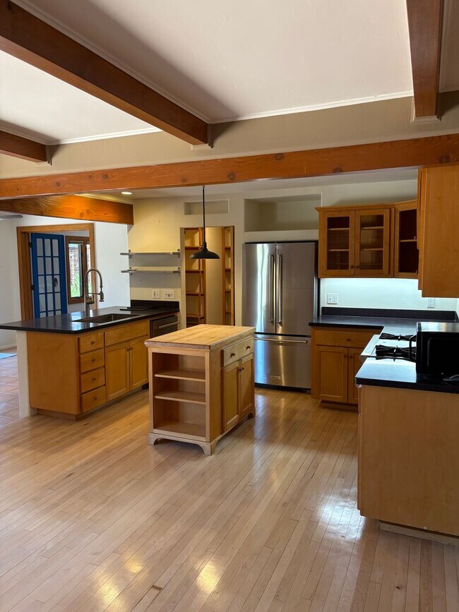 Foto del edificio - Unfurnished, 1-Year Long-Term Rental