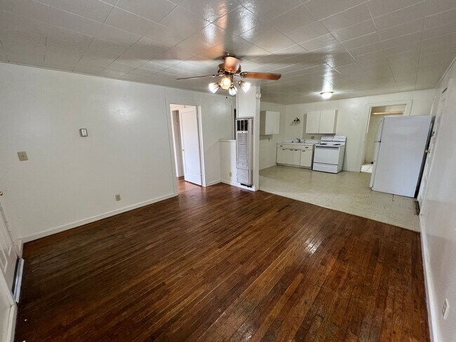 Foto del edificio - 223-223.5-2235 E Home St