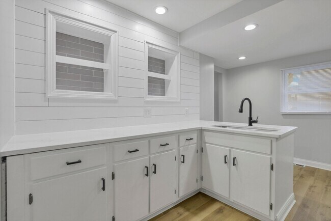 Building Photo - 541