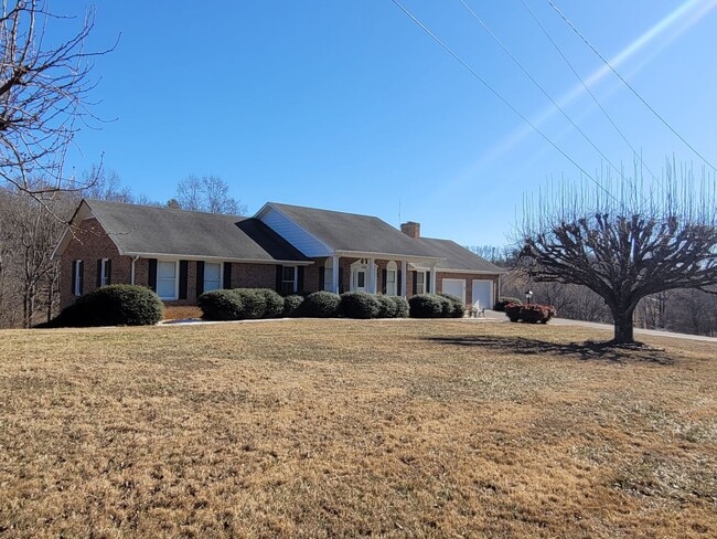 Building Photo - Nice Brick Home in Mount Airy