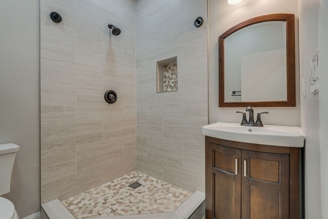 Building Photo - Recently Renovated 4 Bed/4Bath w 3 Car Gar...