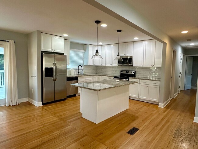 Foto del edificio - 5 Bedrooms 3 Bathrooms! Parking! Pets Welc...