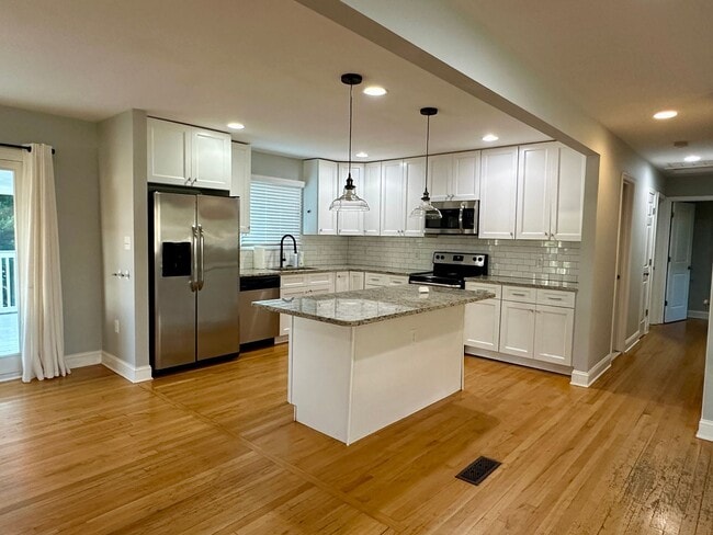 Photo - 5 Bedrooms 3 Bathrooms! Parking! Pets Welc... House