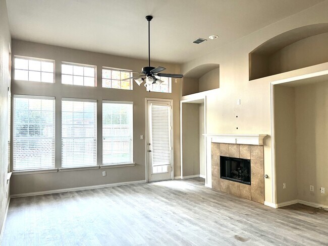 Building Photo - 2421 Mallard Dr