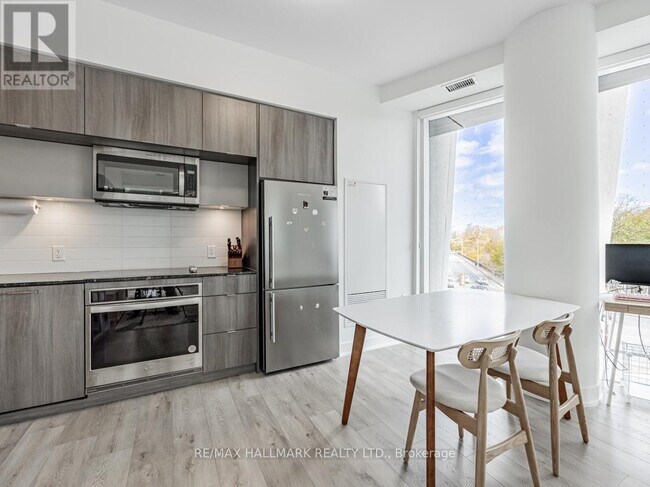 Building Photo - 585 Bloor St E