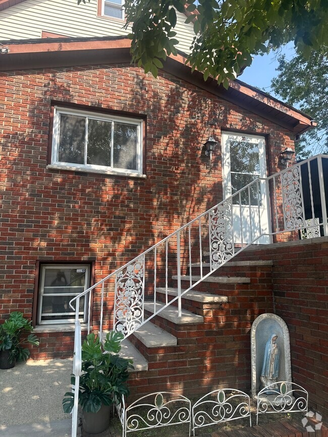Building Photo - 30 Orange Ave