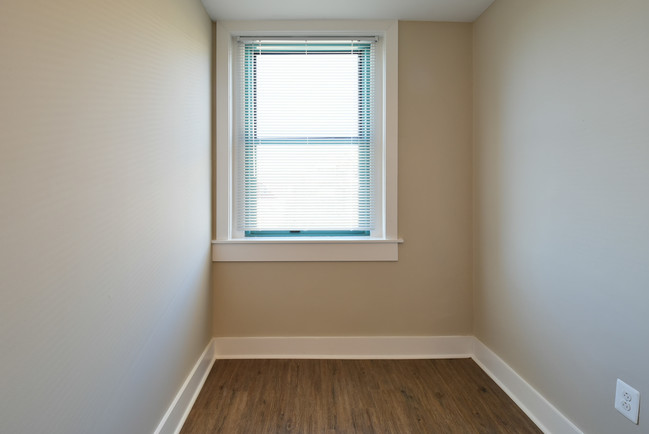 Breakfast Room - Embassy Tower Apartments