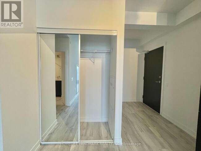 Photo du bâtiment - 8 Olympic Gdn Dr