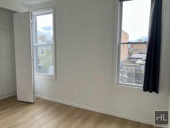 Foto del edificio - Top Floor 2BR 1BA Lofty Space w/ Laundry I...
