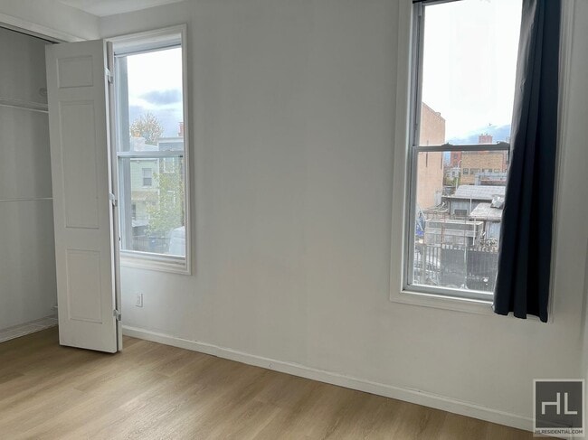 Building Photo - Top Floor 2BR 1BA Lofty Space w/ Laundry I...