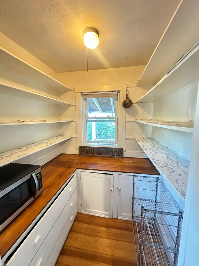 Building Photo - 48 Standish St