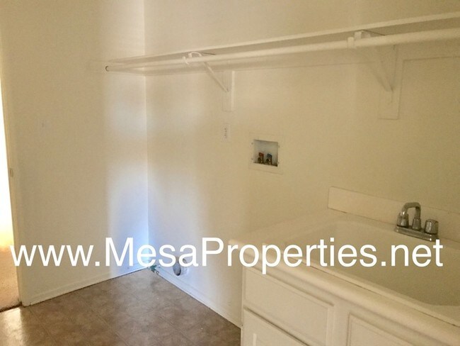 Building Photo - 4 Bedroom 3 Bathroom Home in Victorville