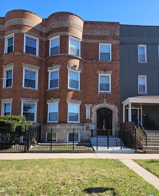 Foto del edificio - 4749 S Prairie Ave