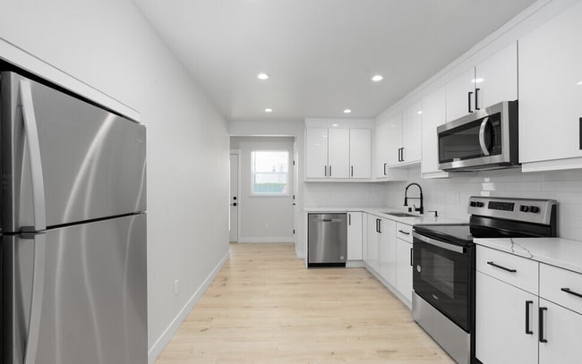 Interior Photo - 3408-3412 Northwest, 3 Beds, 2.5 Bath & 4 ...