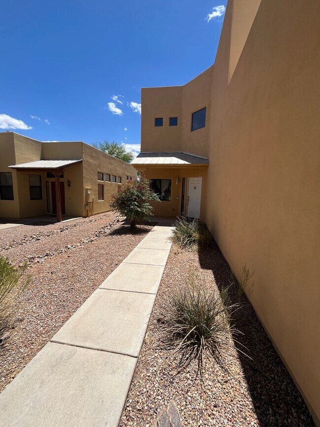 Foto del edificio - Large 4 bedroom home