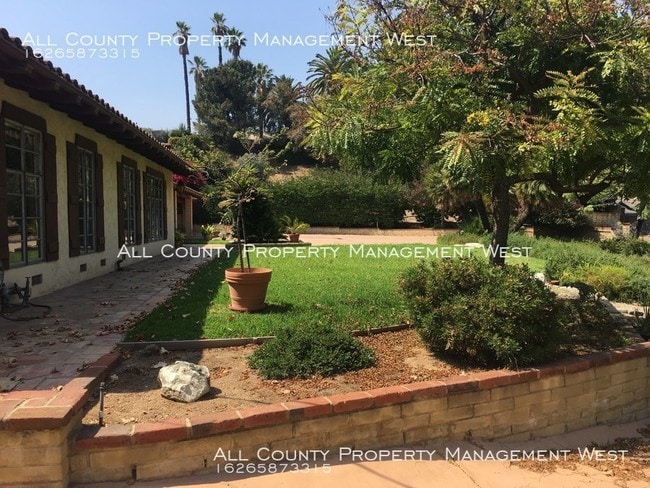 Building Photo - 3 Bedrooms 2.5 Bathrooms