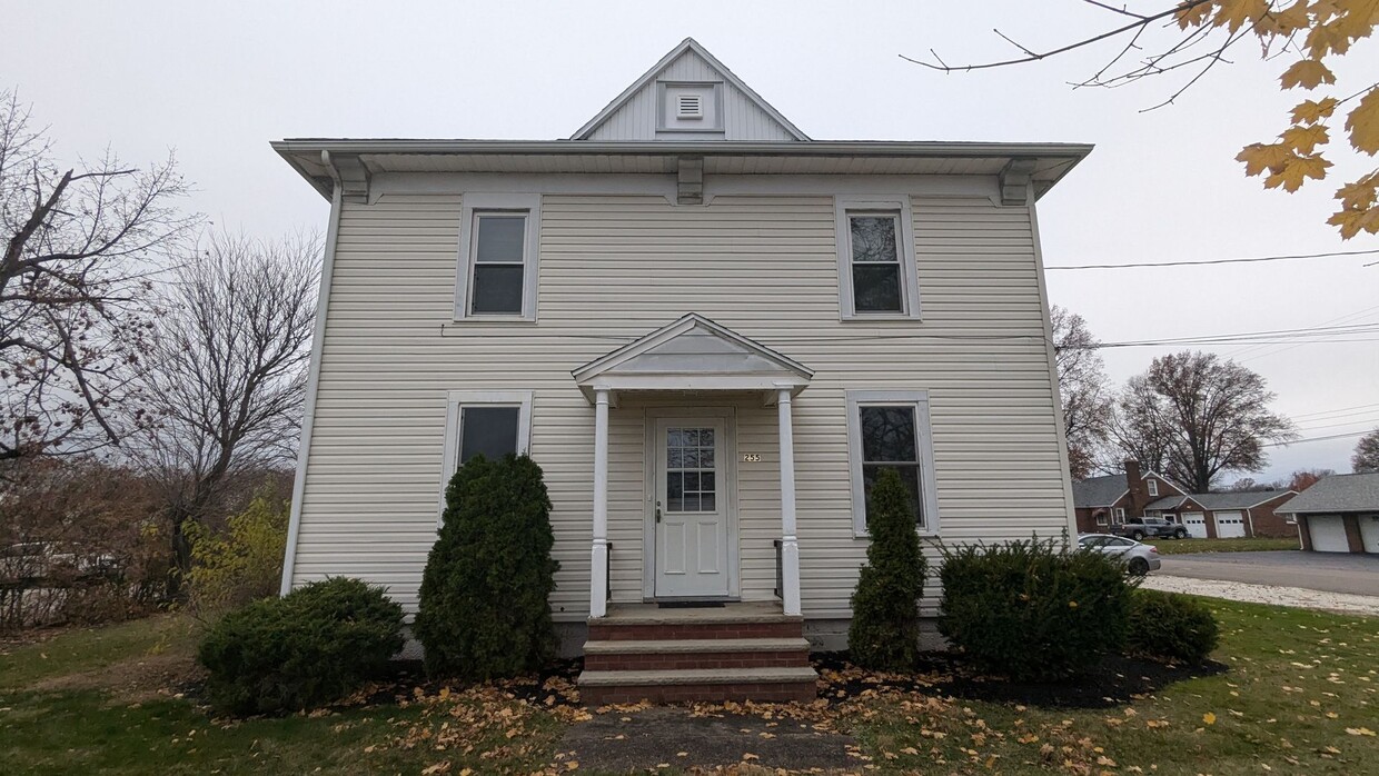 Foto principal - 1-Bedroom, 1-Bathroom Duplex Home for Rent...