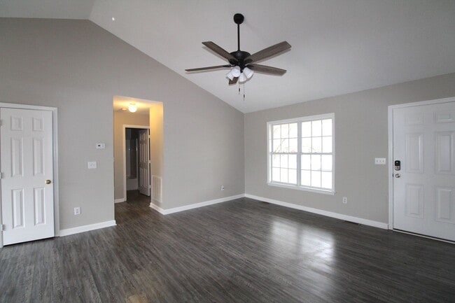Building Photo - Lovely renovated 3 bedroom 2 Bath home in ...