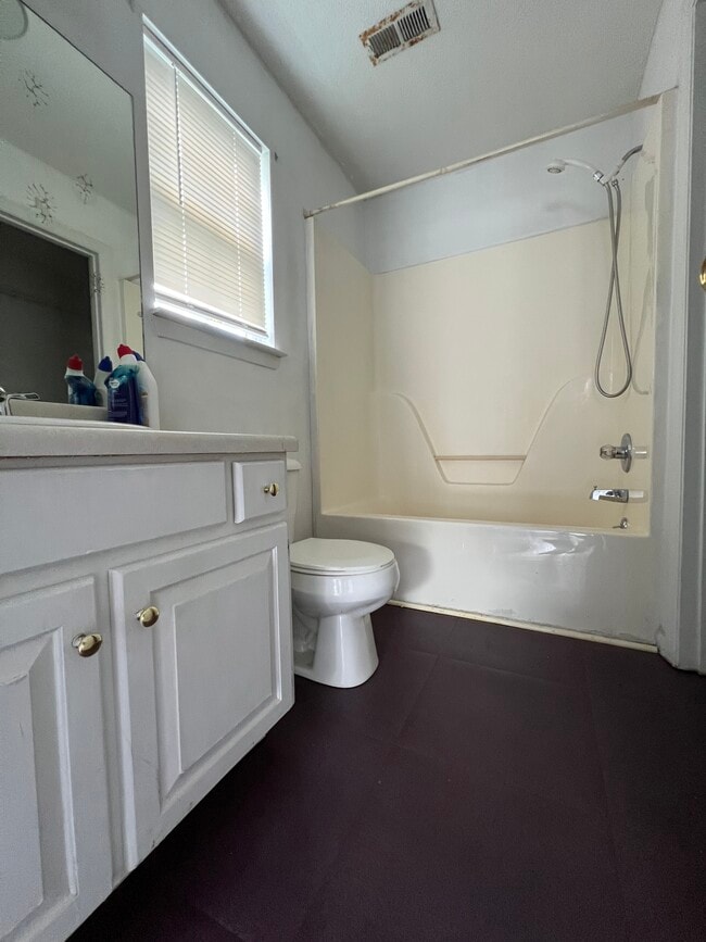 Building Photo - 3045 Holly Brook Cir NE