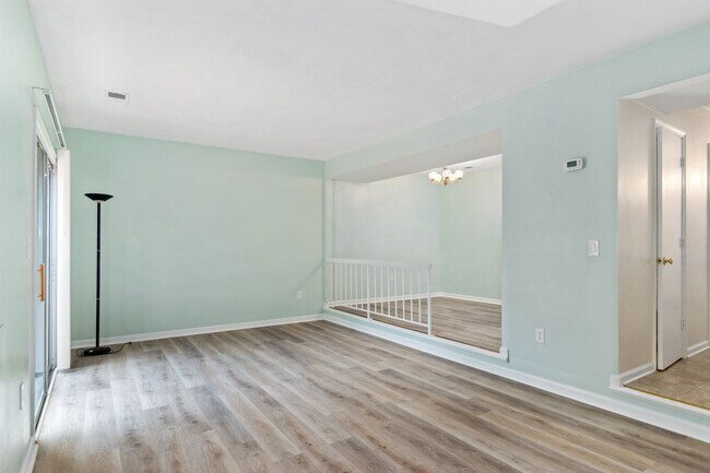 Building Photo - 3 Bed/2 1/2 Bath Pool Pet Friendly Bus line Parking